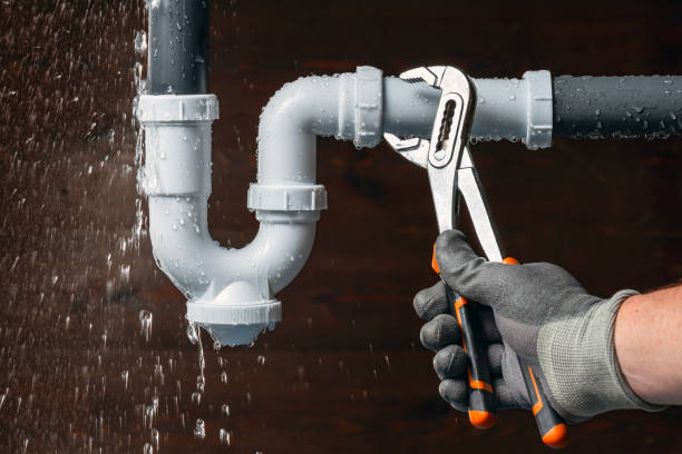 Professional Leak Detection technician working in Fountain, FL
